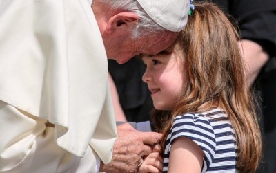 O Papa Francisco e a pequena Lizzy Myers, que sofre de uma doença genética rara