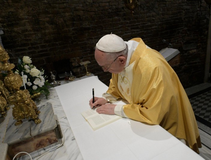 Papa assinou novo documento para os jovens