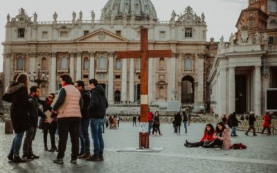 Evangelização com a Cruz da JMJ durante a Quaresma no Vaticano